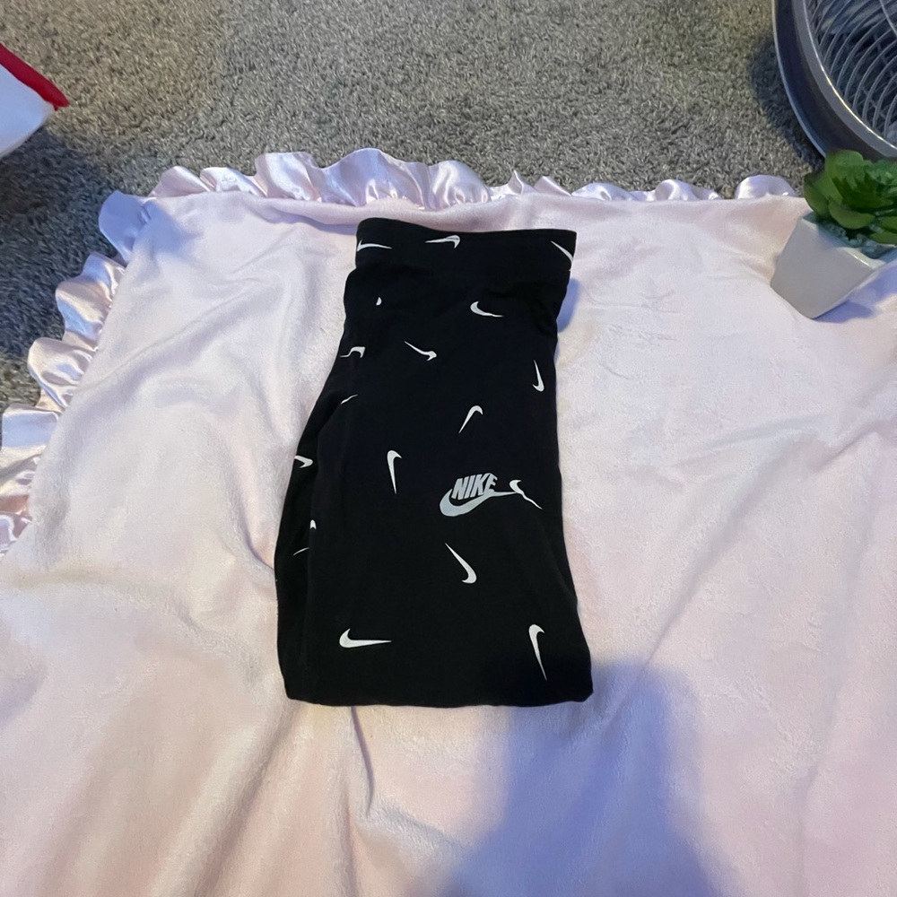 Black and white Nike leggings.